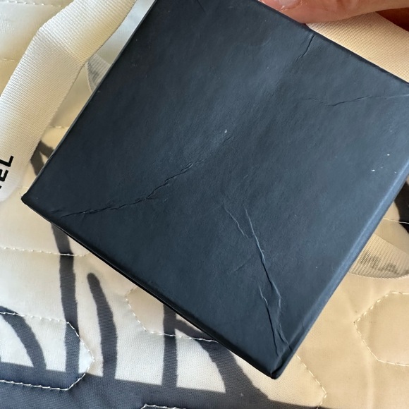 Chanel earrings gift set - Picture 5 of 7